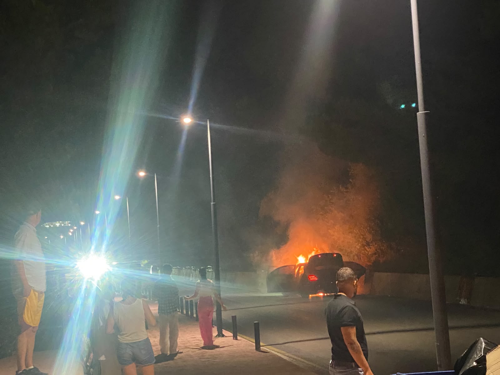 Automjet përfshihet nga flakët Vlorë-Radhimë