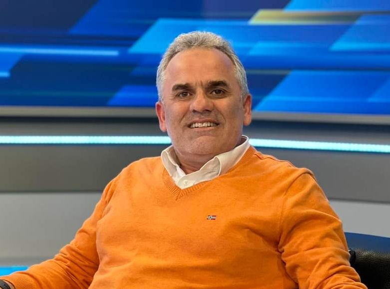 Demokracia Deliberative: Pjesëmarrje Qytetare dhe Konsensus