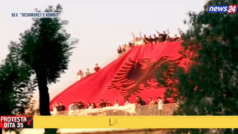 Protesta e 35-të: Mijëra qytetarë në Tiranë, flamuri