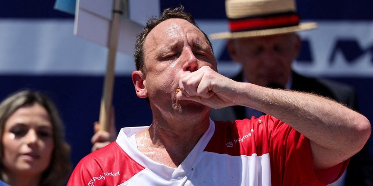 Joey Chestnut fiton garën e ngrënies së hot dogëve