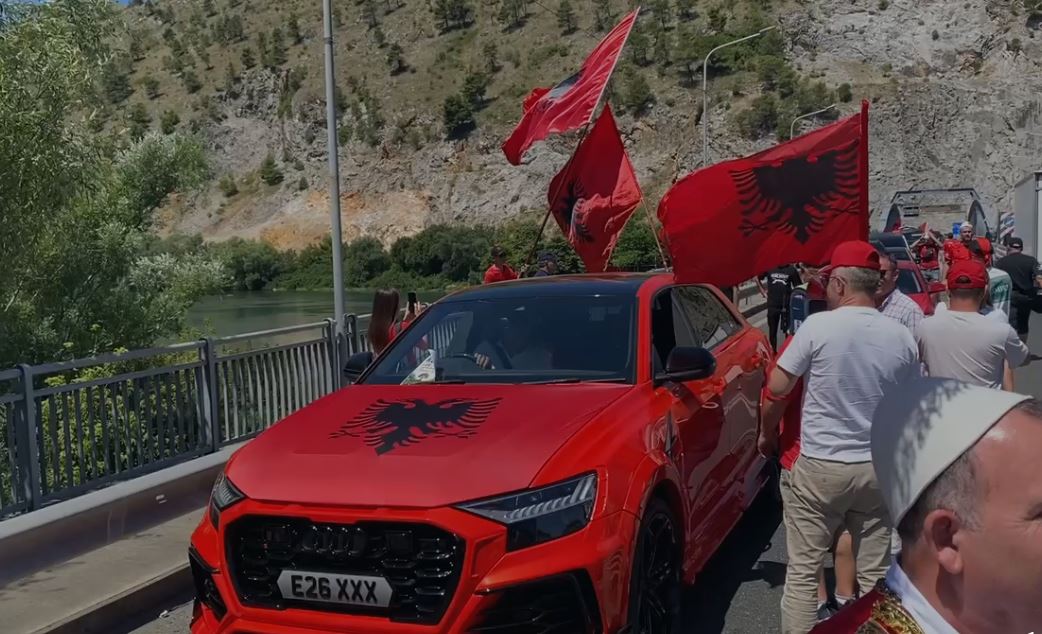 Diaspora mbërrin në Shqipëri, kërkon qeveri tranzitore