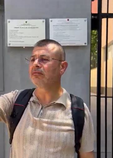 Niko Qarkaj, pretendime për dhunë policore pas krizave