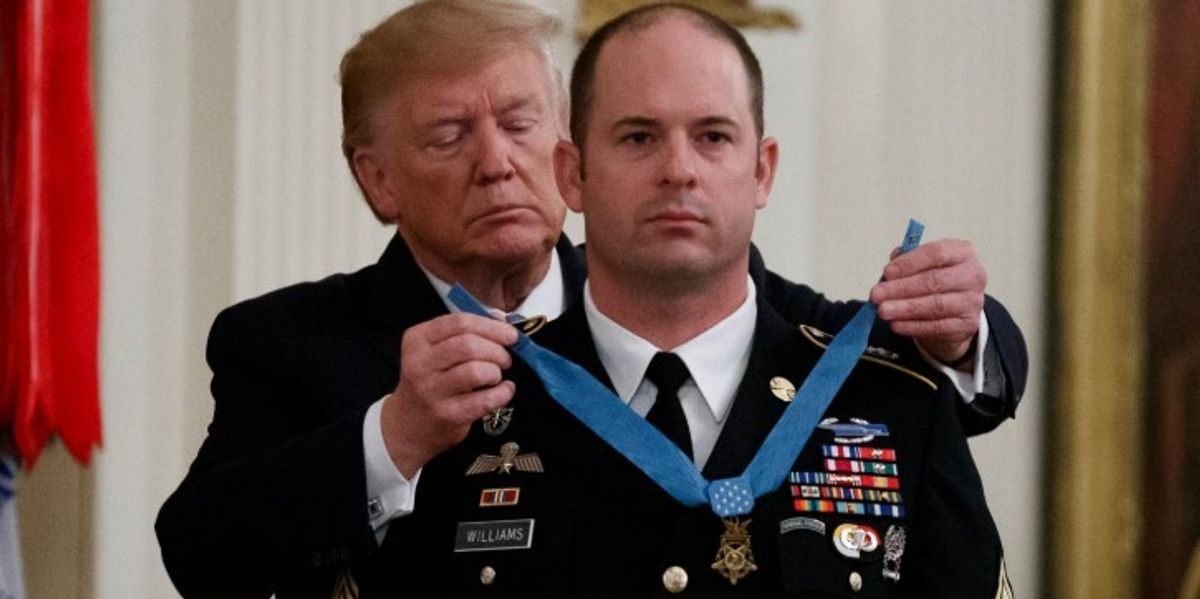 Trump: Do t'i jap Medalje Nderi vetes dhe dy djemve