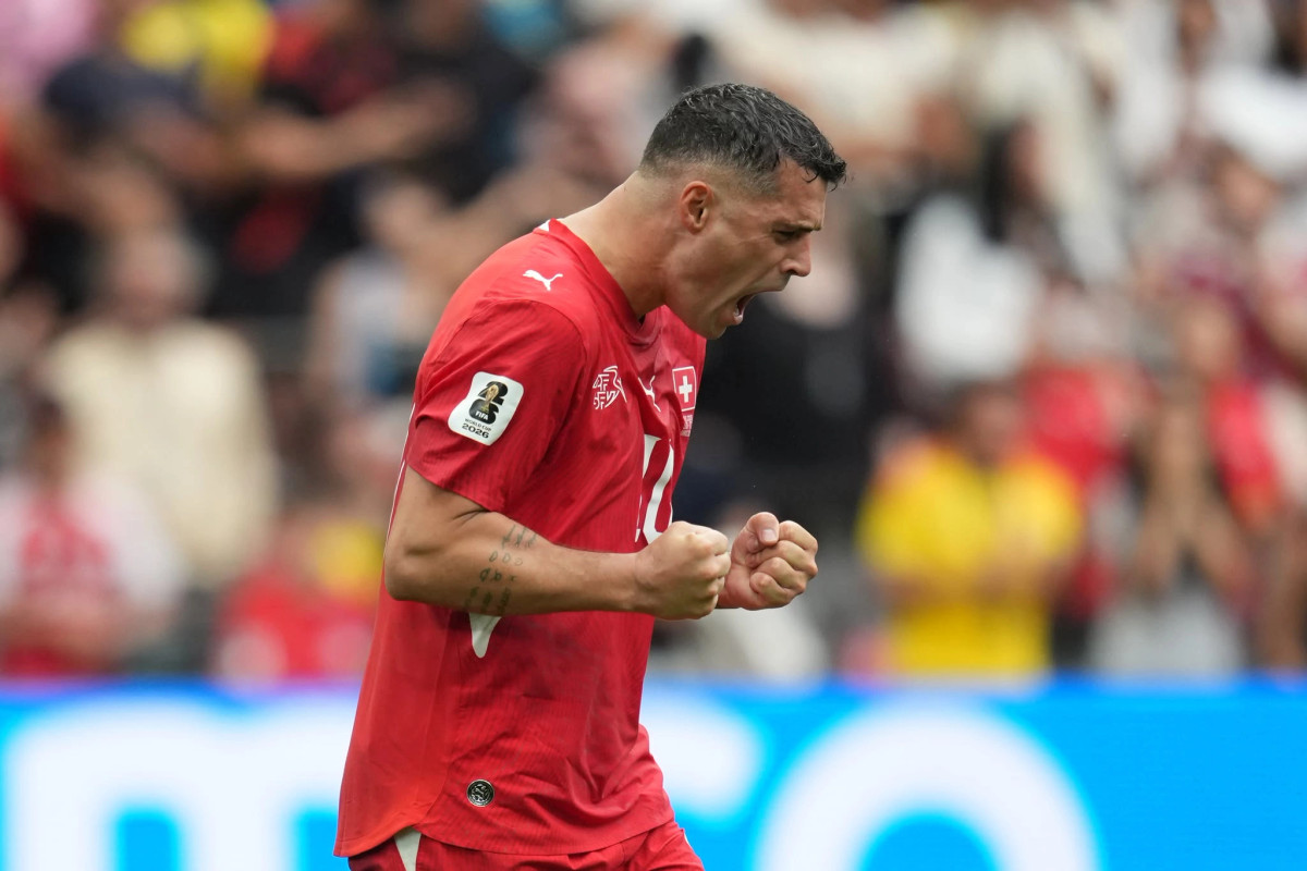 Xhaka merr përgjegjësinë për penalltinë e parë, Zvicra në
