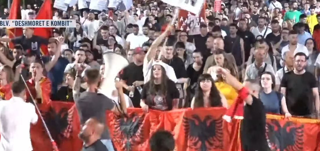 Protesta e 38-të në Tiranë: Marshim masiv drejt Sheshit