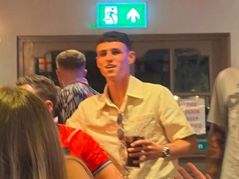 Foden ndjek Anglinë nga pub-i, befason tifozët