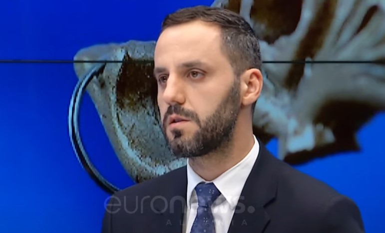 Dhuna ndaj të ndaluarit: Ministri akuzon avokatin