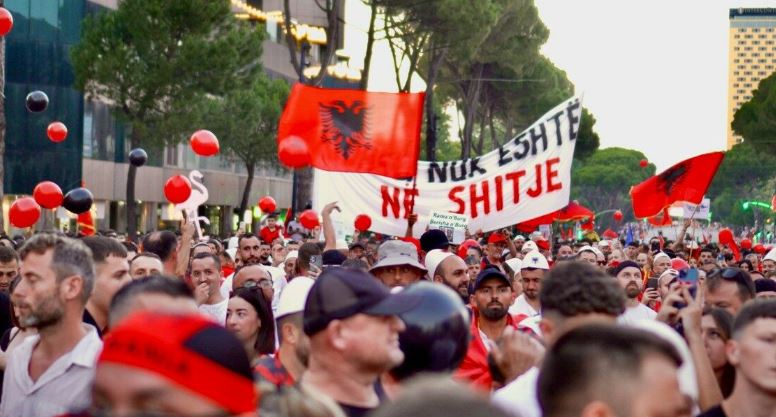 Media italiane: Shqiptarët “vranë frikën”, Rama jo më i