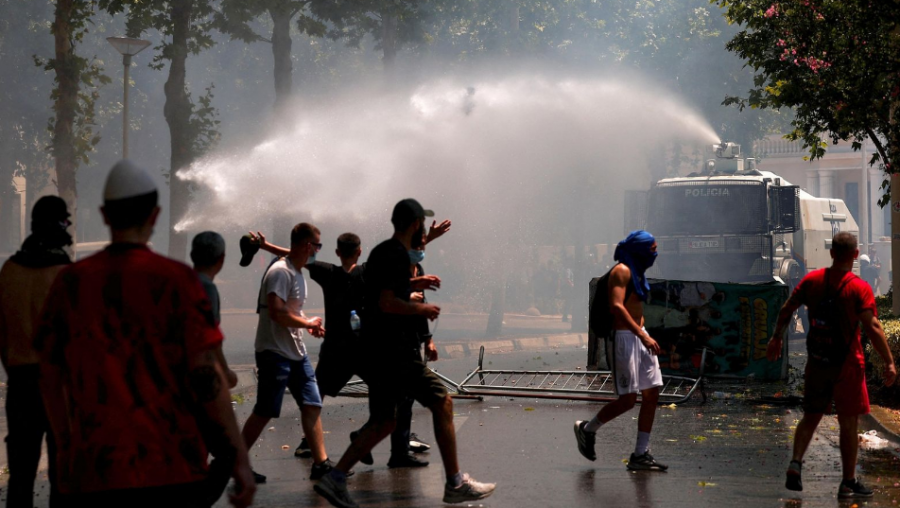 Protesta në Tiranë: Përplasje dhe arrestime para Parlamentit