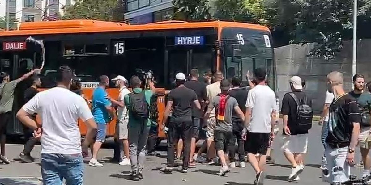 Tiranë: Përplasje me autobusin urban te Komisariati 4