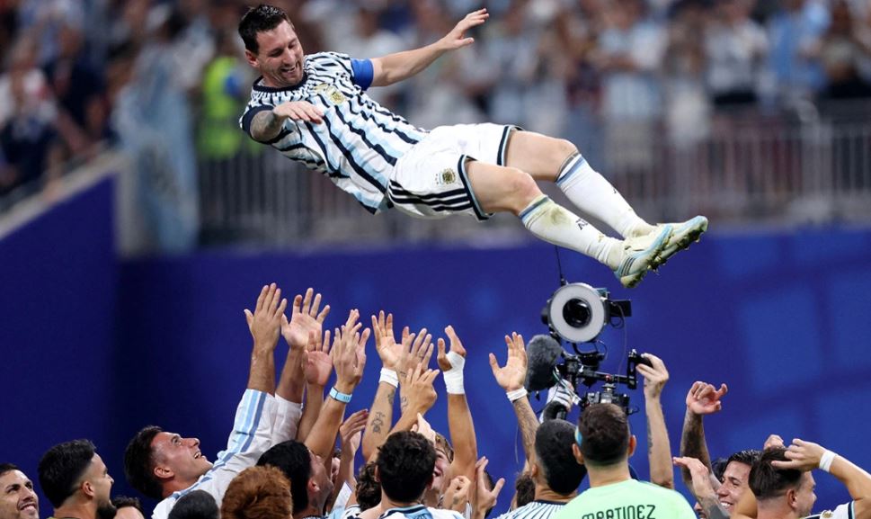 Argjentina kualifikohet, Messi feston me ekipin