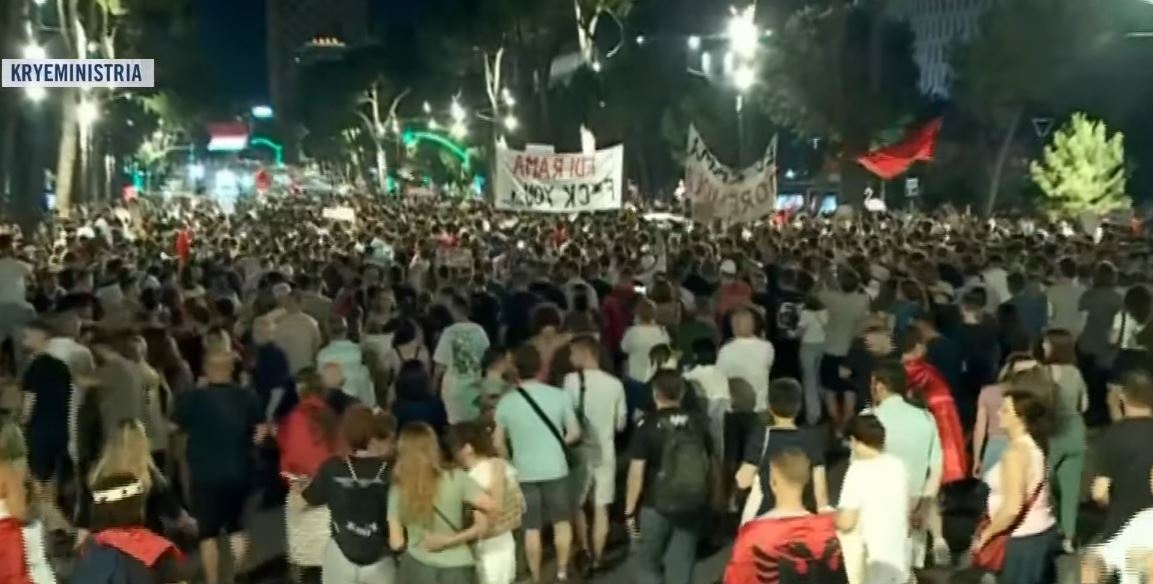Protesta kundër qeverisë: Marshim drejt Komisariatit Nr. 3