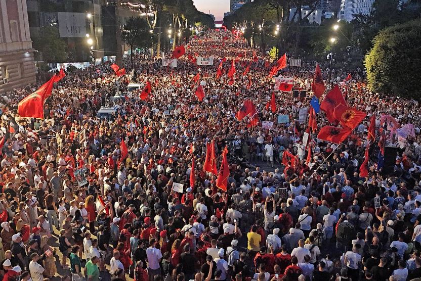 Protestat në Tiranë: Dhjetëra mijëra kërkojnë dorëheqjen e