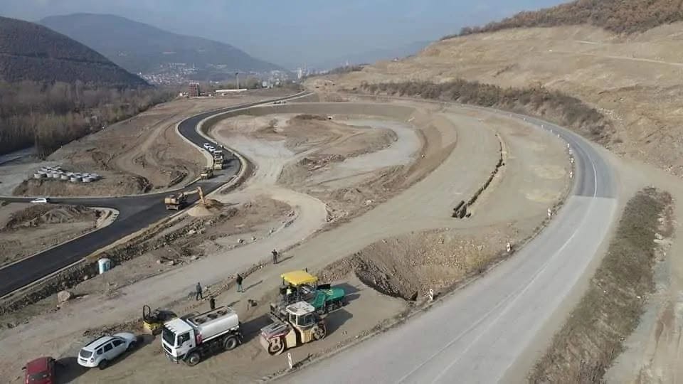 Nënshkruhet kontrata për autostradën Shkup-Bllacë