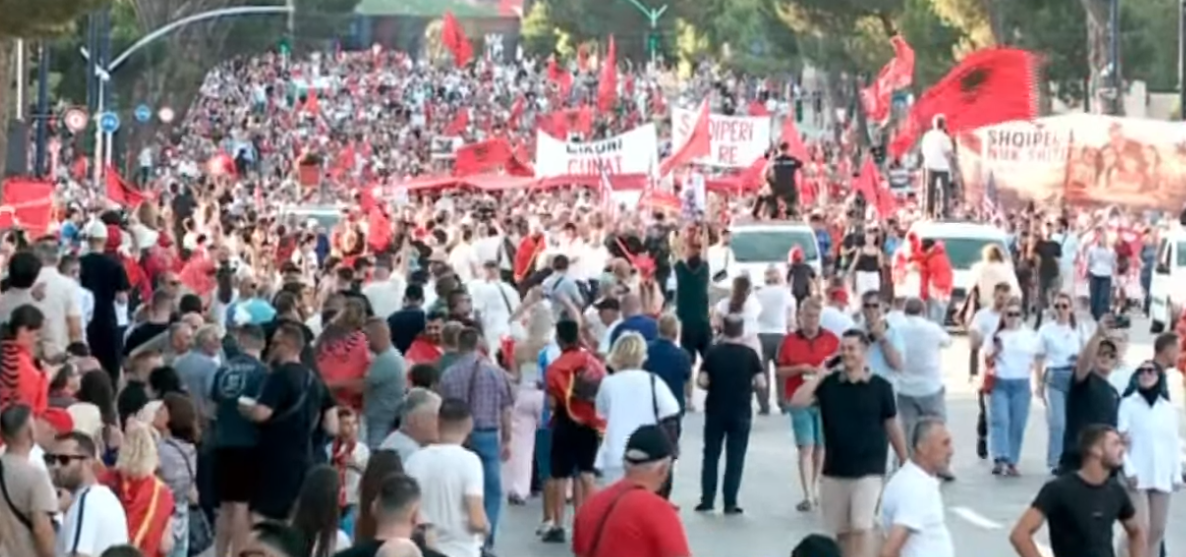 Protestuesit marshojnë drejt Kryeministrisë, kërkojnë