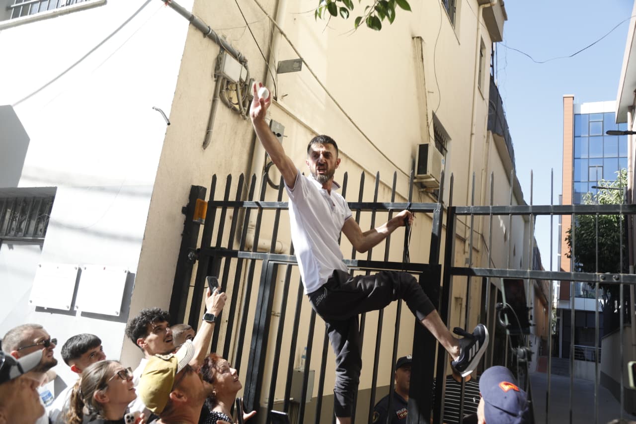 Niko Qarkaj lirohet pas protestës, hedh vezën drejt