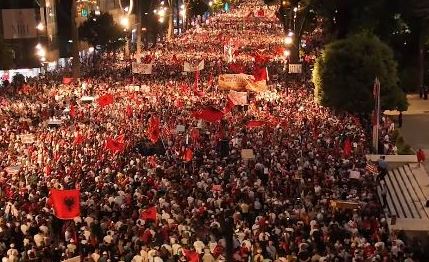 Protestë masive në Tiranë, kërkohet dorëheqja e Ramës