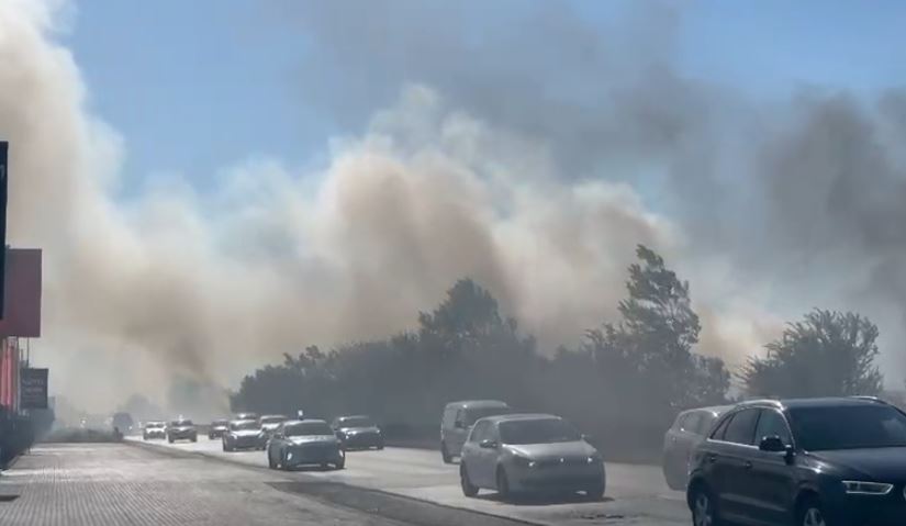 Zjarr në Shijak, tymi mbulon autostradën Tiranë-Durrës