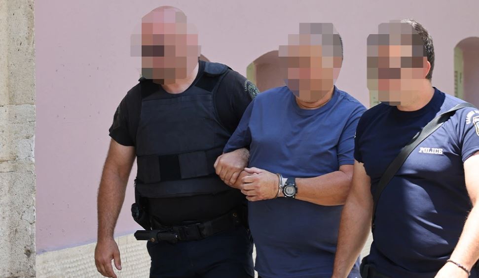 Tentativë vrasjeje në Kretë: Pronari tenton të mbysë fëmijën