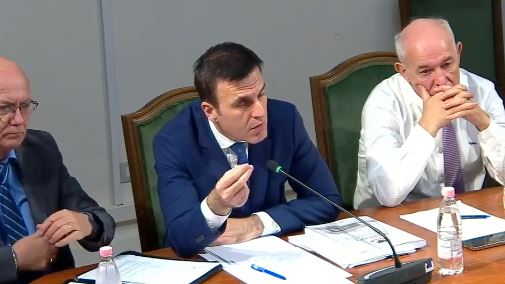 Hetimet për pastrimin e parave, Çela kërkon infrastrukturë