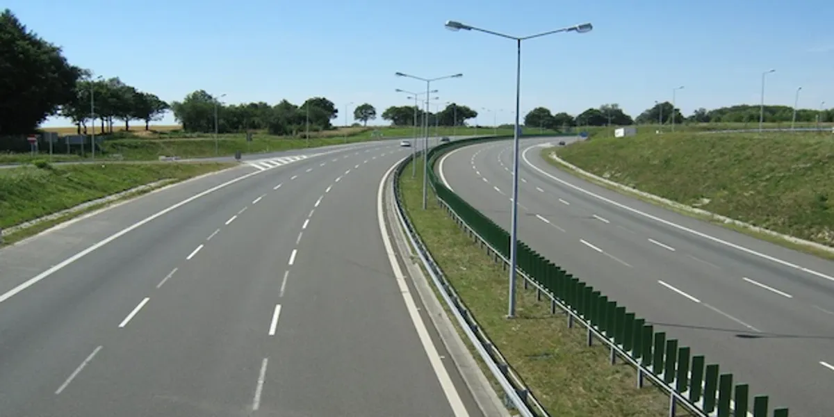 Basha mirëpret kontratën për autostradën Shkup-Bllacë