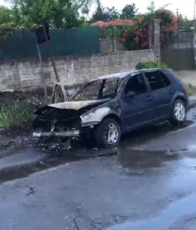Automjet në flakë në Cërrik, drejtuesja shpëton pa lëndime
