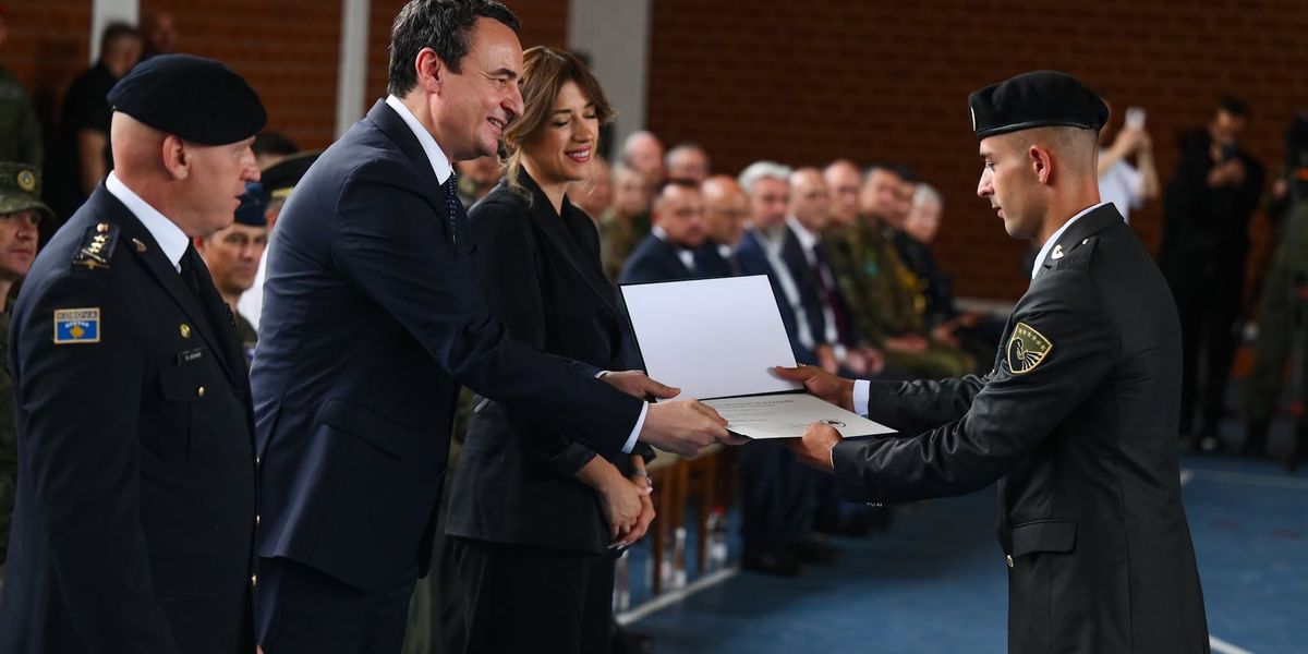 FSK diplomon 12 oficerë të rinj, Kurti dhe Haxhiu me mesazhe