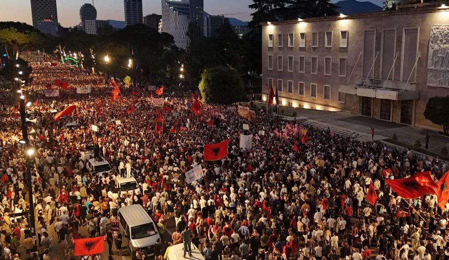 Protestë masive në Tiranë, kërkohet dorëheqja e Ramës