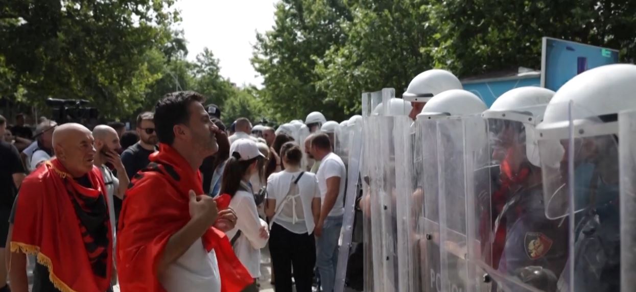 Protestat antiqeveritare, Reuters i quan provë për Ramën