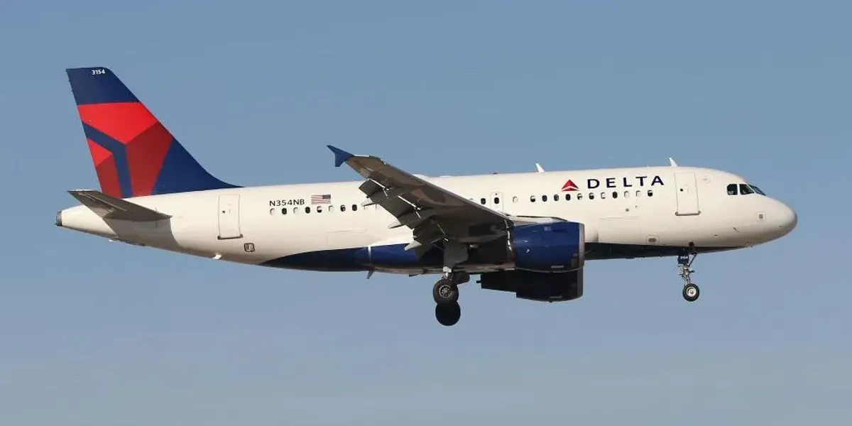 Fishekzjarrët godasin avionin Delta gjatë uljes në Çikago