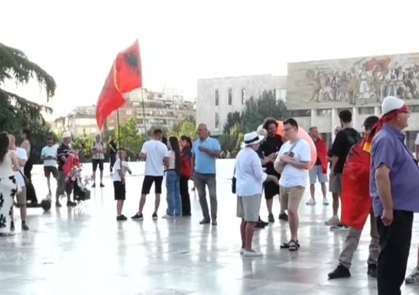 Protesta vijon: Qytetarët mblidhen në Sheshin Skënderbej