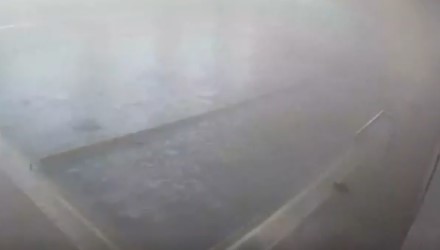 Dron rus godet pishinën në Zaporizhia, katër të plagosur