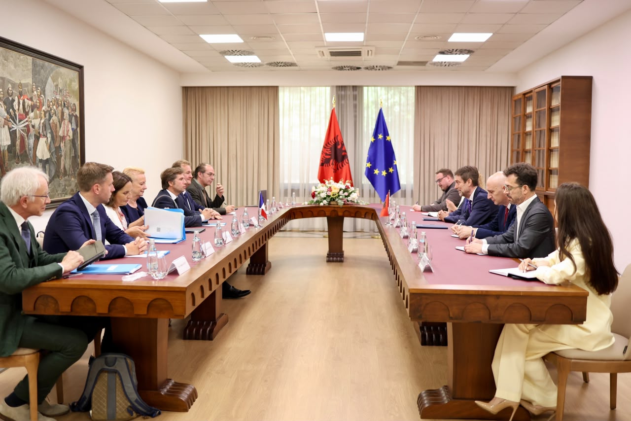 Hoxha takon parlamentarët francezë, thekson integrimin