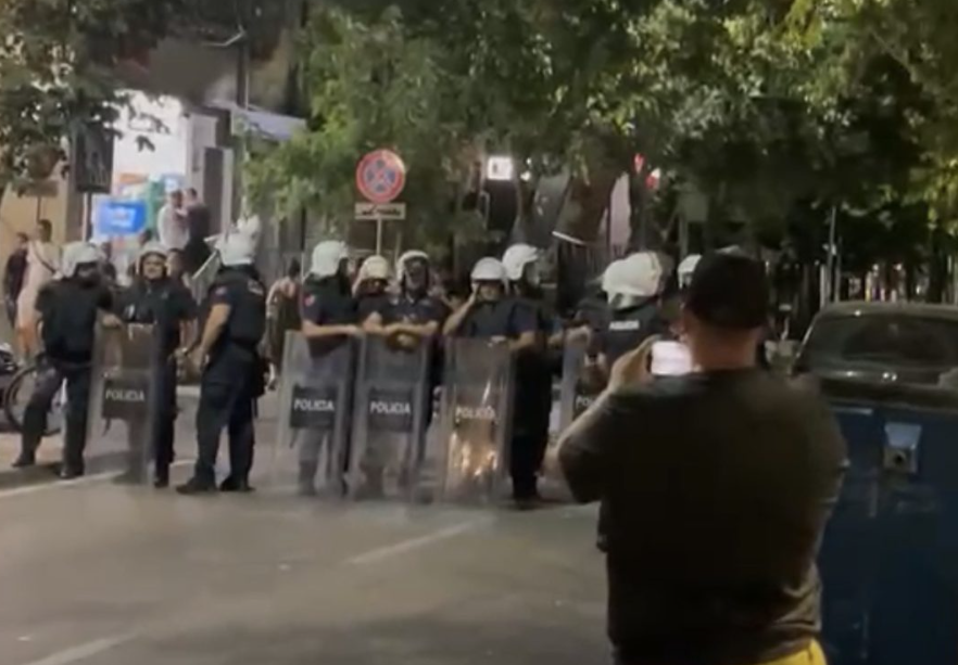 Protesta pranë Komisariatit Nr. 3: Një i arrestuar, 4 në