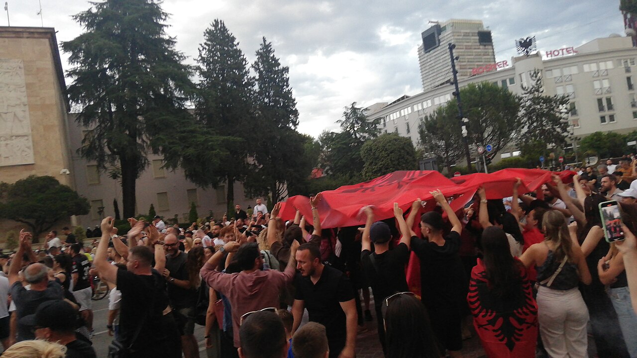 Protesta masive në Tiranë kërkon dorëheqjen e kryeministrit