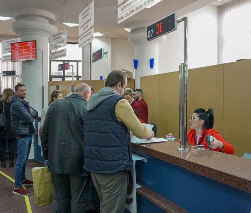 PE vlerëson progres të moderuar në administratën publike