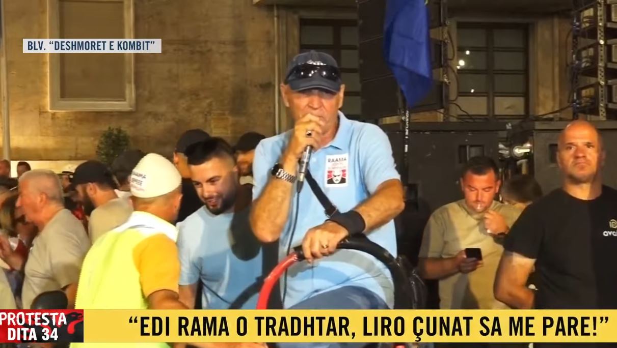 Protestuesi akuzon për rrëmbim djali, kërkon arrestim