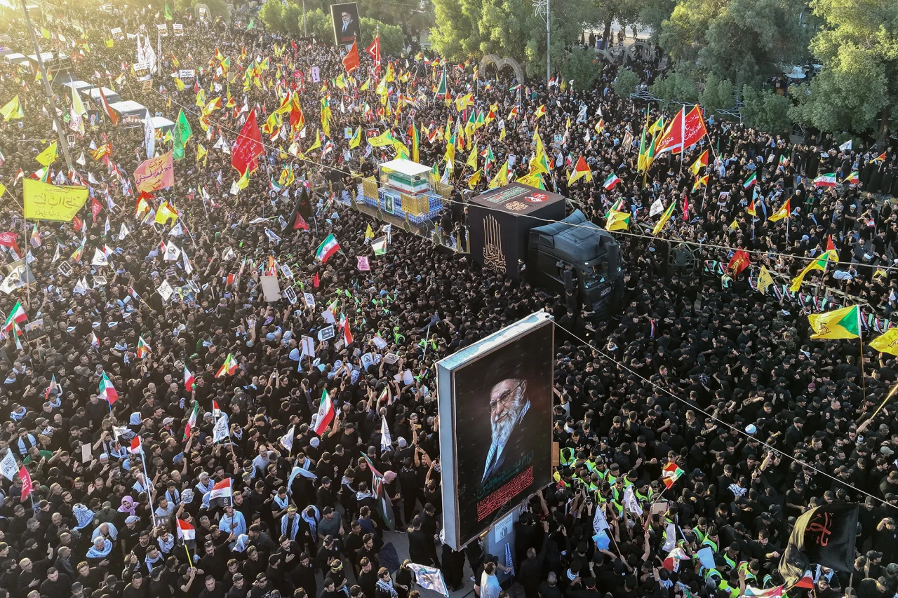 Procesioni i Khameneit kalon në Irak, mijëra njerëz marrin