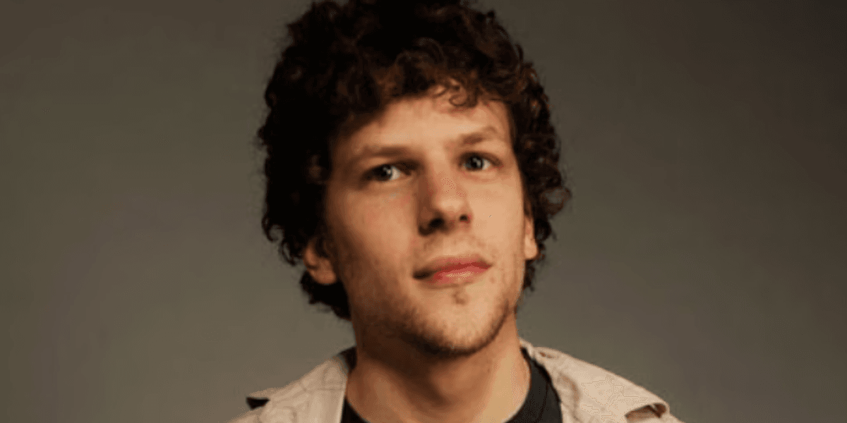 Jesse Eisenberg: Përgjegjësia më mban në Amerikë