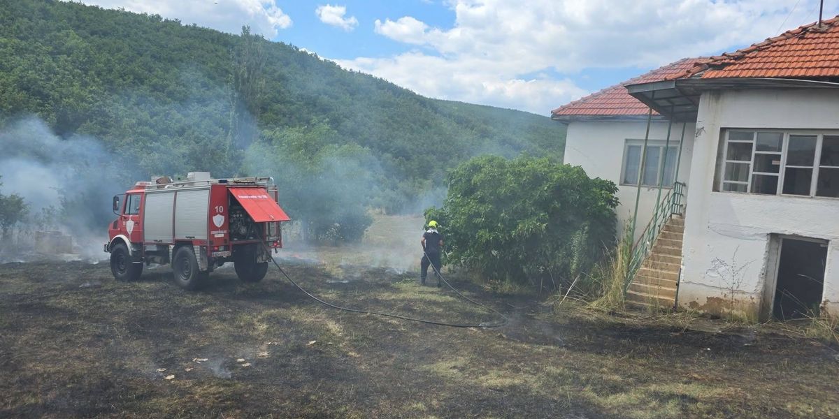 Zjarr në Ballancë të Vitisë, rrezik përhapjeje nga era