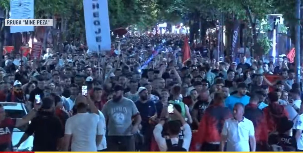 Protestuesit marshojnë drejt Komisariatit nr. 3 në Tiranë