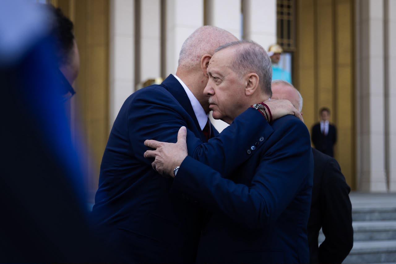 Erdogan dhuron pistoleta te personalizuara liderëve të