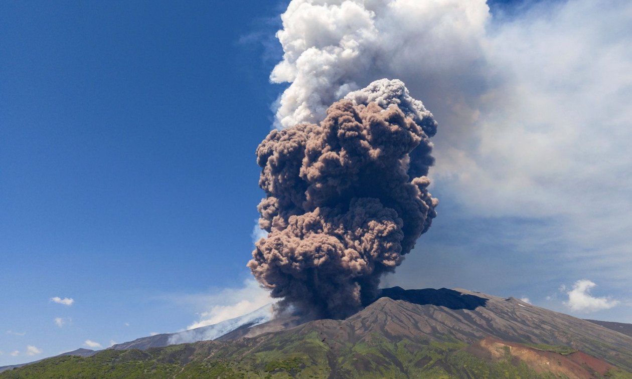 Etna rifillon aktivitetin, pezullohen fluturimet në Katania