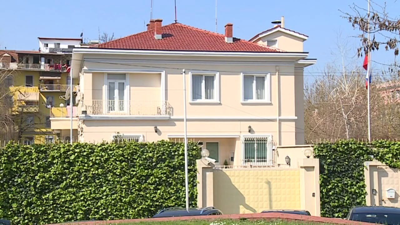 Ambasada Ruse reagon pas akuzave për ndikim në protesta