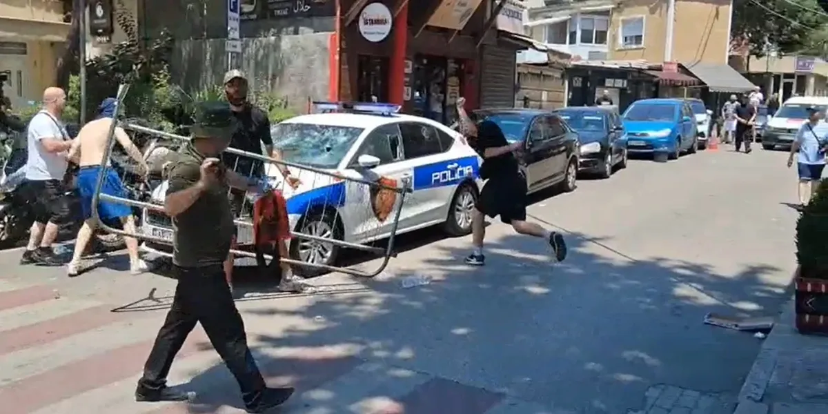 Protestuesit shkatërrojnë makinë policie pranë Kuvendit