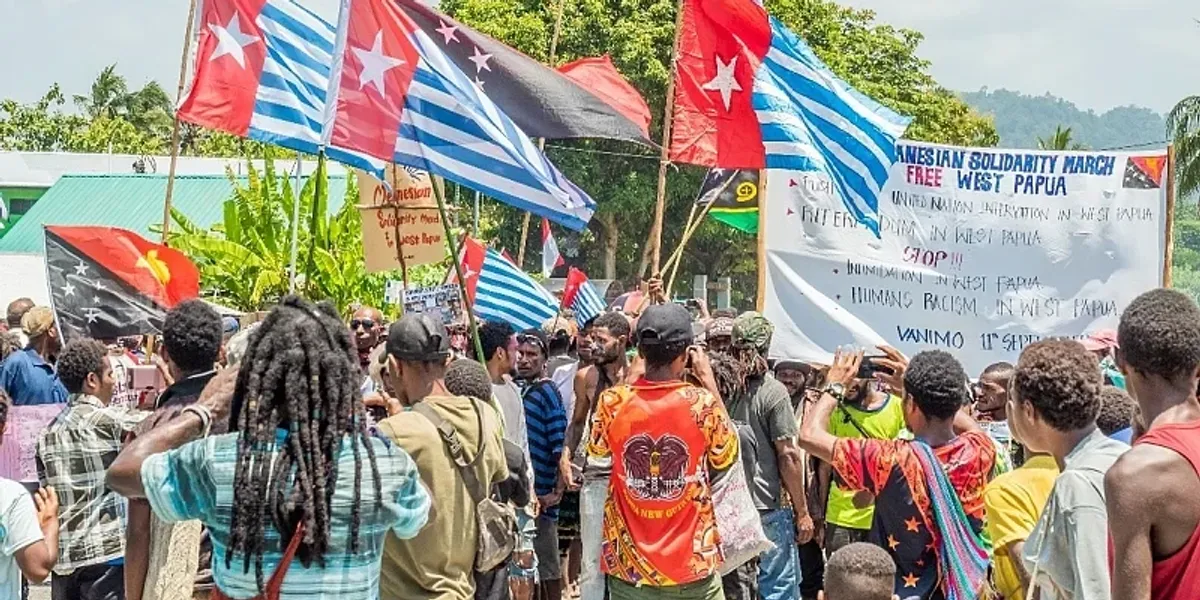 Papua, rebelët vrasin pilotin amerikan dhe i vënë zjarrin