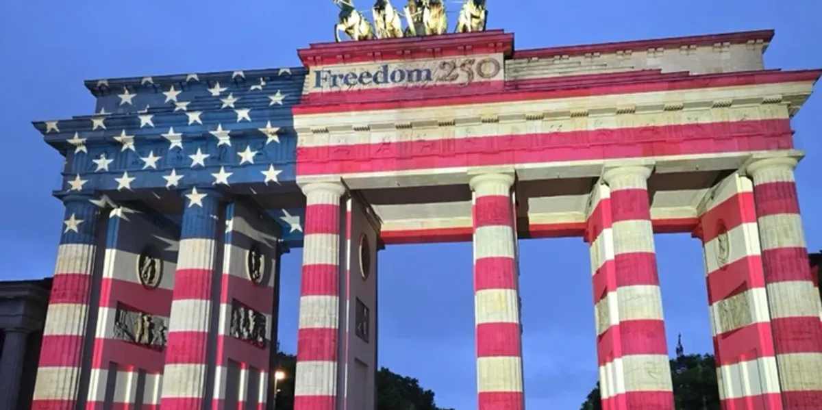 Berlini ndriçohet me flamurin amerikan për Ditën e