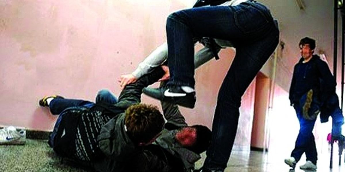 Dhuna mes të rinjve: Psikologët kërkojnë përgjegjësi