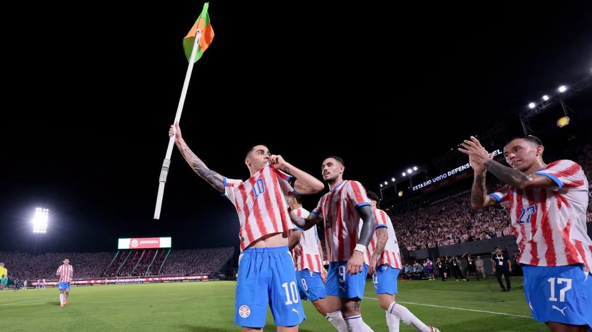 Paraguai: Futbollistët priten si heronj pas Botërorit