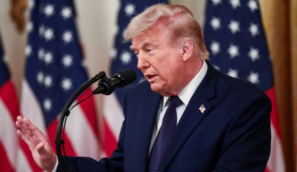 Trump fal 11 persona dënuar për Aktin e Ajrit të Pastër